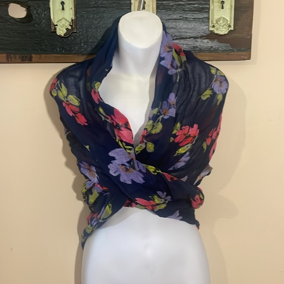 2/$30 Lands’ End Floral Loose Weave Crinkle Scarf - Picture 10 of 16